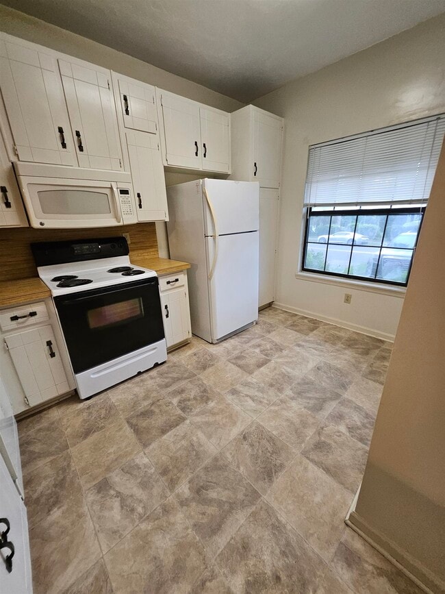 Building Photo - 463 E Van Buren St