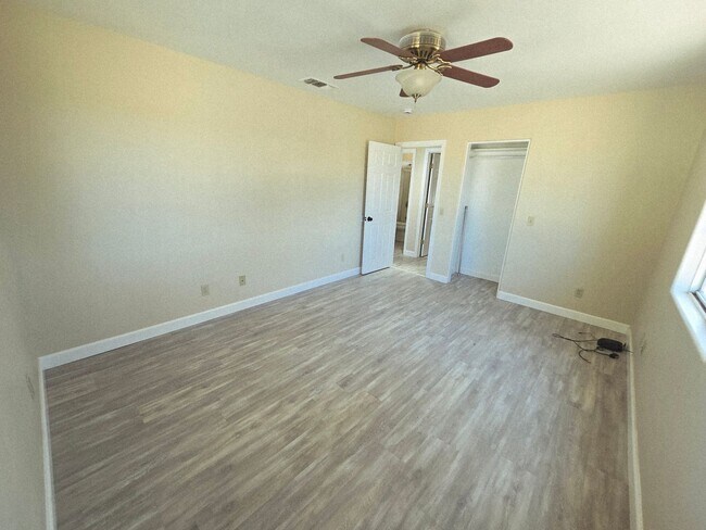Building Photo - Spacious 3 bed on Fully Fenced 2 acres