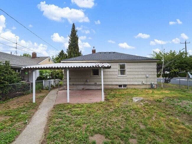 Building Photo - 2403 W Everett Ave