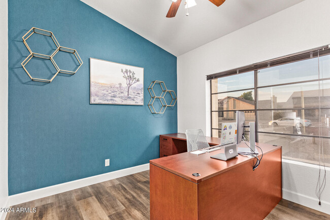 Building Photo - 2555 N Tamarisk St