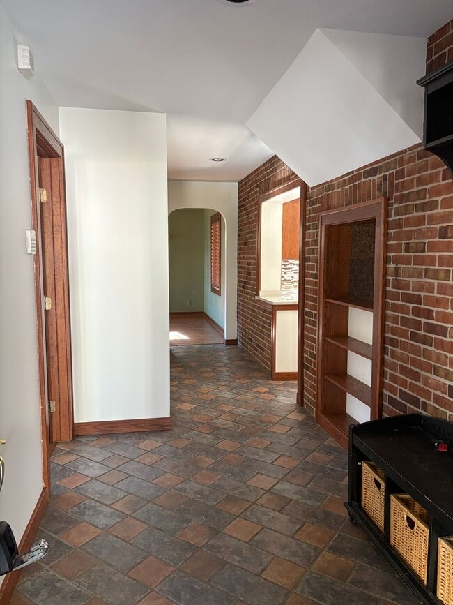 Building Photo - Large 4 bedroom Home for Rent