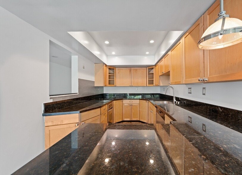 Building Photo - 5650 Cambridge Way