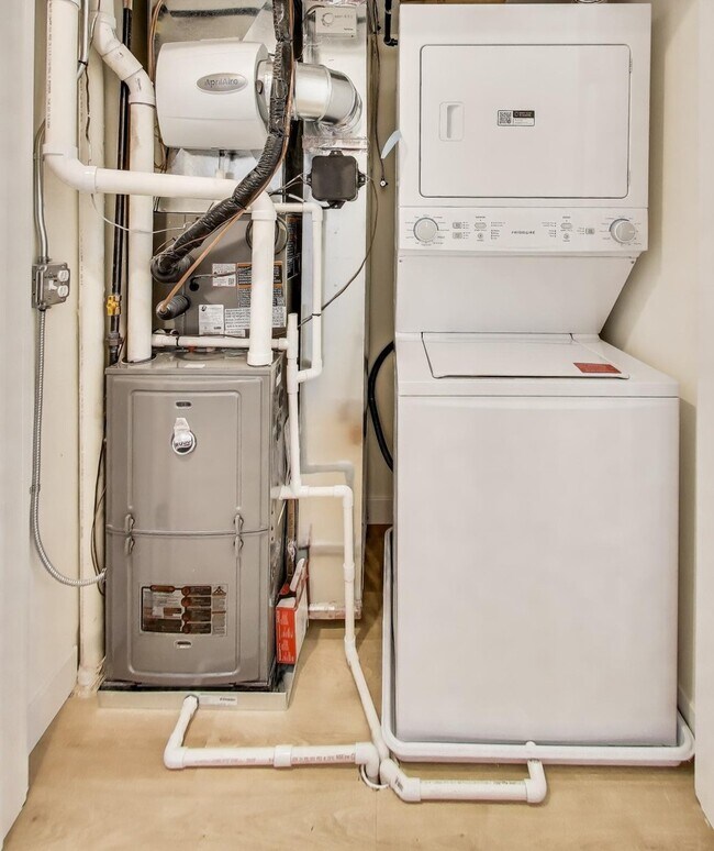 Building Photo - 1950 W Lawrence Ave