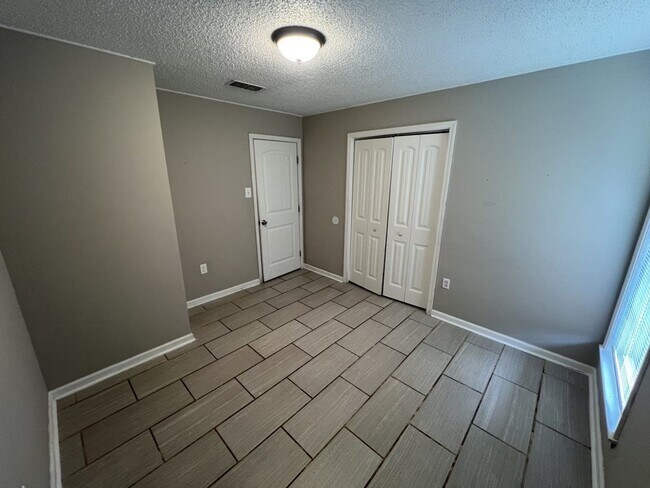 Building Photo - Charming 3-Bedroom Home on Quiet Dead-End ...