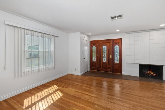 Building Photo - Lovely College Area Home