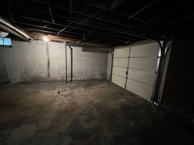 Building Photo - Available Mid-May 4 Bedroom / 1.5 Bathroom for Rent