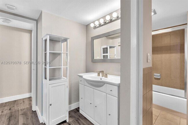 Building Photo - 3375 N Country Club Dr