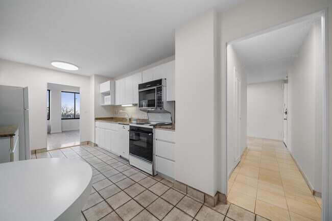 Building Photo - 300 Winston Dr