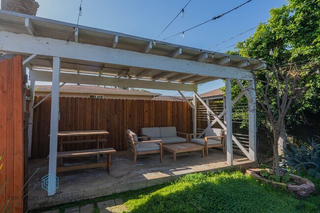 Building Photo - Beautiful 2 Bed 1 Bath Front Unit in the Serene Neighborhood of San Dimas!