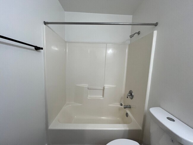 Building Photo - Amazing 3 Bd 2 Bath home in Historic Gladstone! Attached garage and Private yard! Easy access to ...