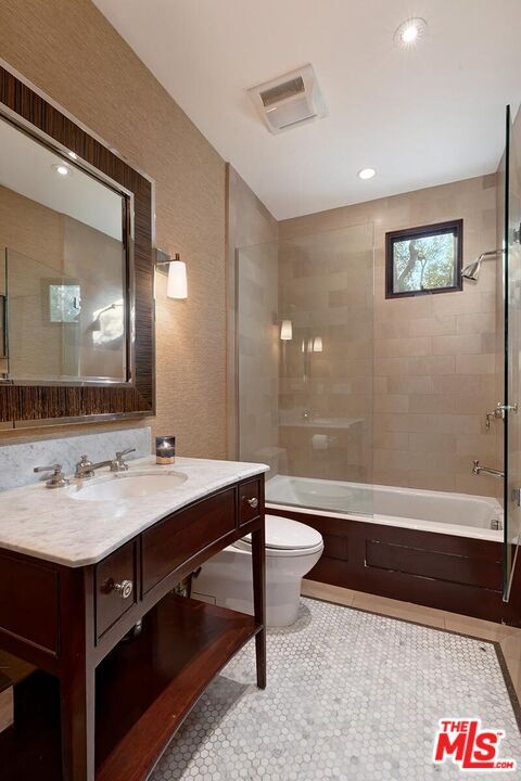Building Photo - 2134 La Mesa Dr
