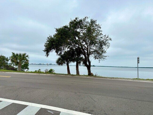 Building Photo - Stunningly Renovated 2/1 near the water av...