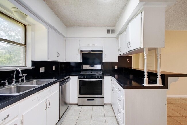 Building Photo - 1202 Artesian Cir