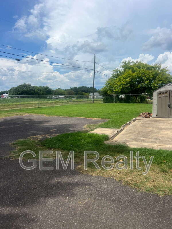 Building Photo - 349 White Oak Rd