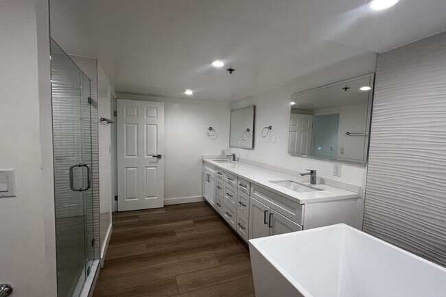 Building Photo - 10390 Wilshire Blvd