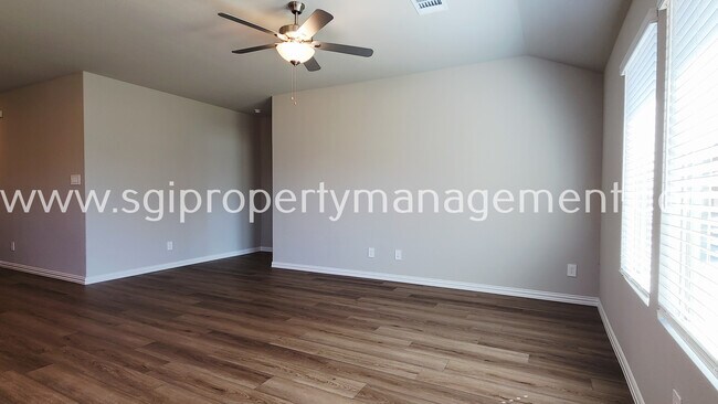 Building Photo - 417 Stagg St