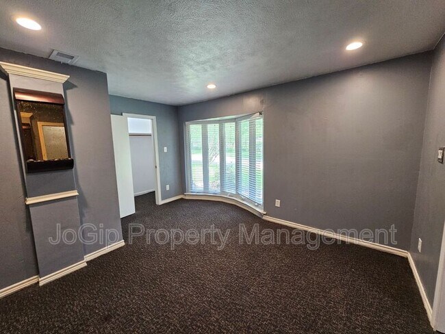 Building Photo - 216 Wesley Dr