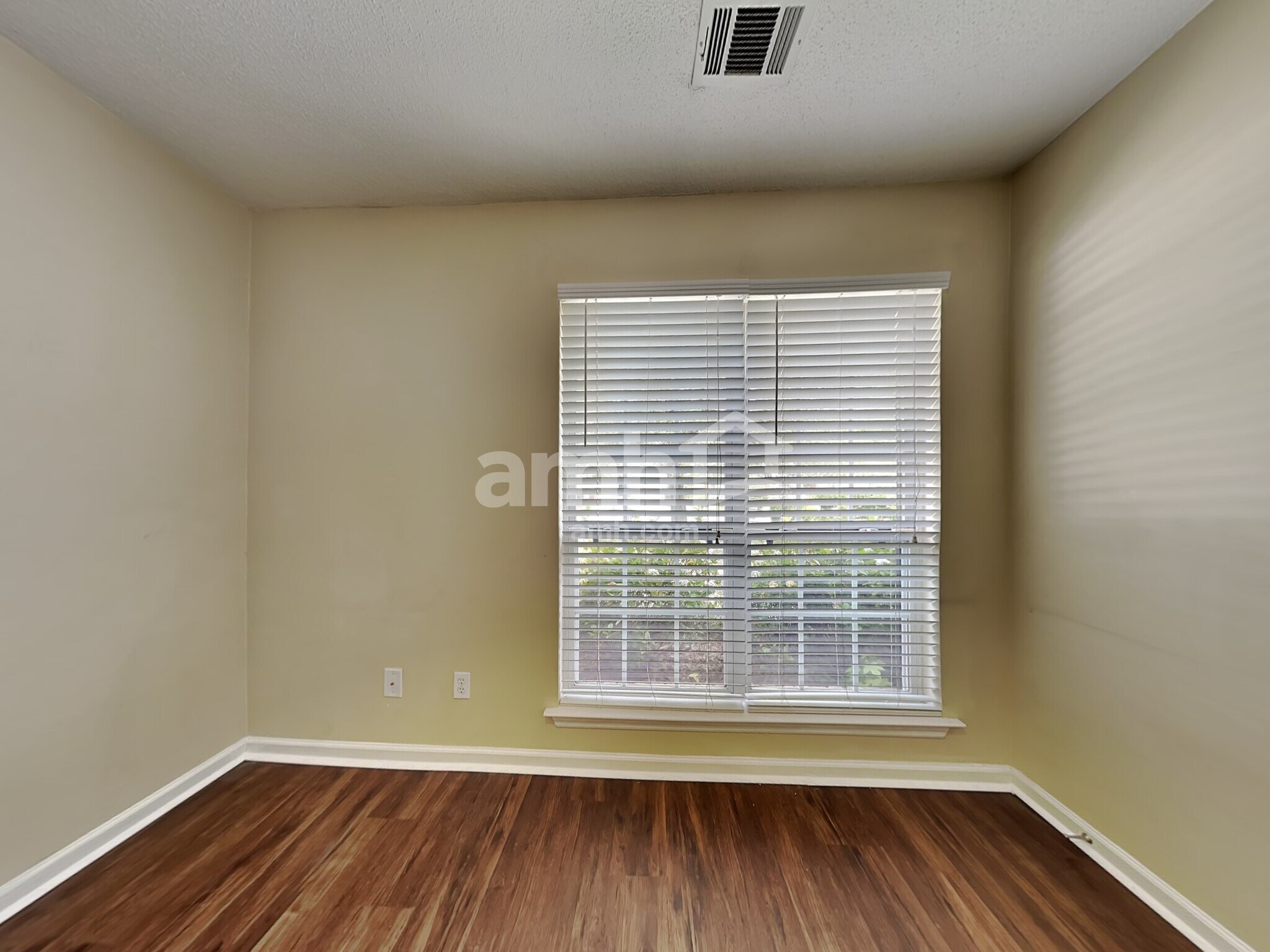 Building Photo - 117 W Tisbury Ln