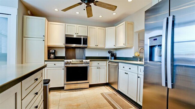 Building Photo - 401 Palm Tree Dr
