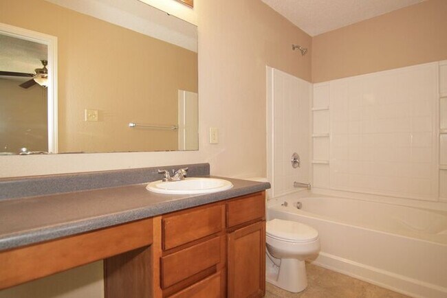 Building Photo - LOVELY 3 BEDROOM, 2.5 BATHROOM HOME IN DESIRABLE NOBLESVILLE!