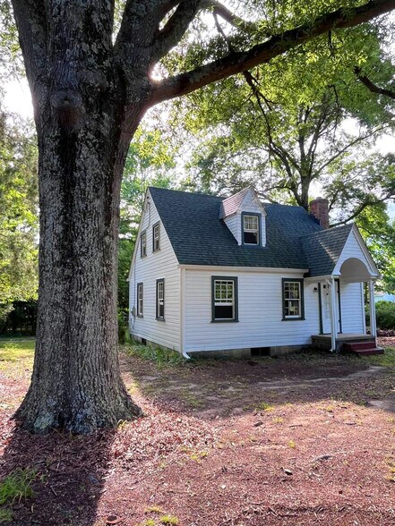 Building Photo - 5800 Fenwick Rd