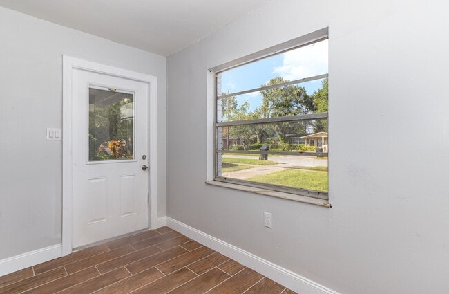 Building Photo - Very Cute Two Bedroom Single Family Home - Now Available