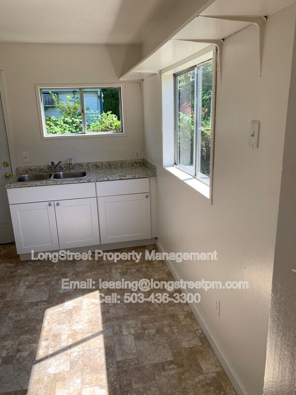 Building Photo - 2425 SW Pickford St