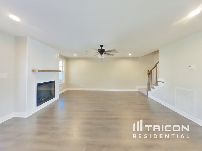 Building Photo - 714 Banister Dr