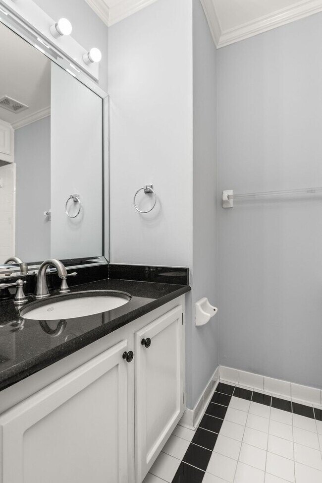 Building Photo - Townhome LOCATION!