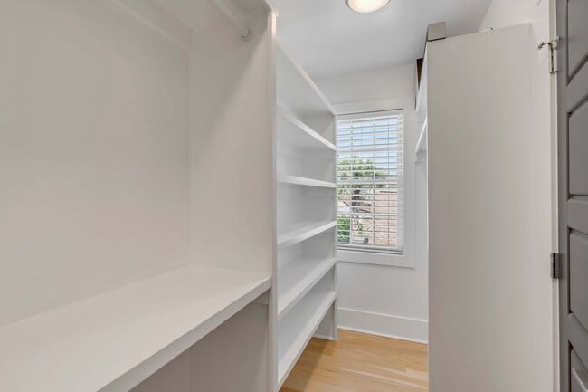 Building Photo - Fully Furnished Downtown Rental
