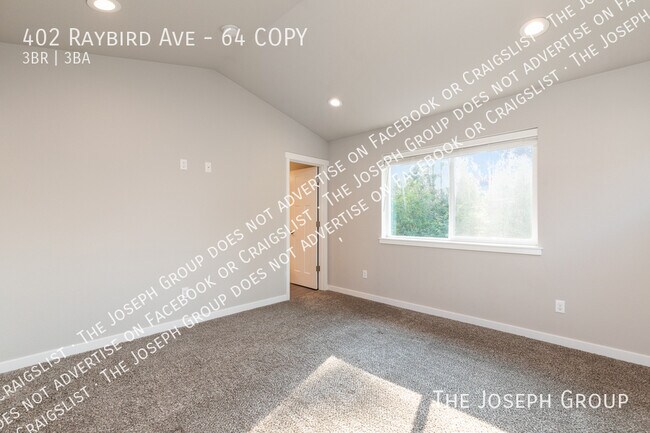 Building Photo - 402 Raybird Ave