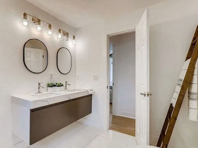 Building Photo - High end Hilltop 3br/2.5 bath with office,...