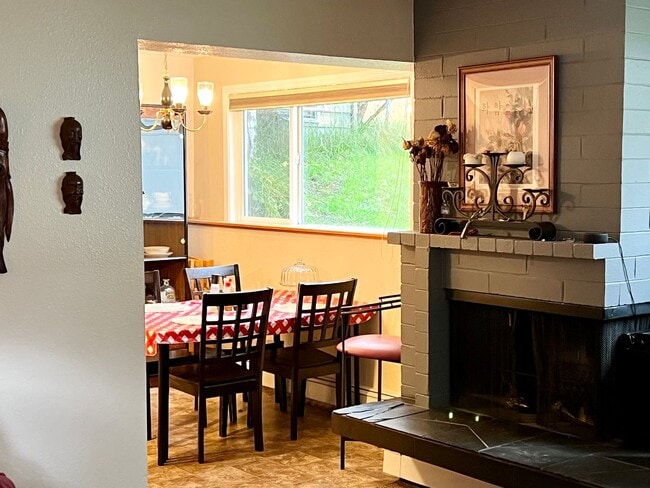 Building Photo - Downtown Furnished Two Bed Unit in Duplex-...