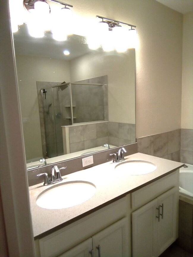Building Photo - Townhome is Reflection at Storey Lake, Kis...