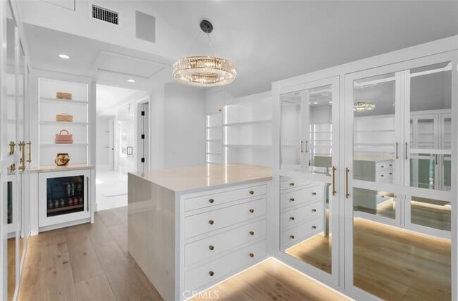 Building Photo - 2401 Bayshore Dr