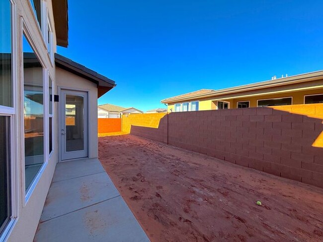 Building Photo - New 3 bed, 2.5 bath with 2 car garage home