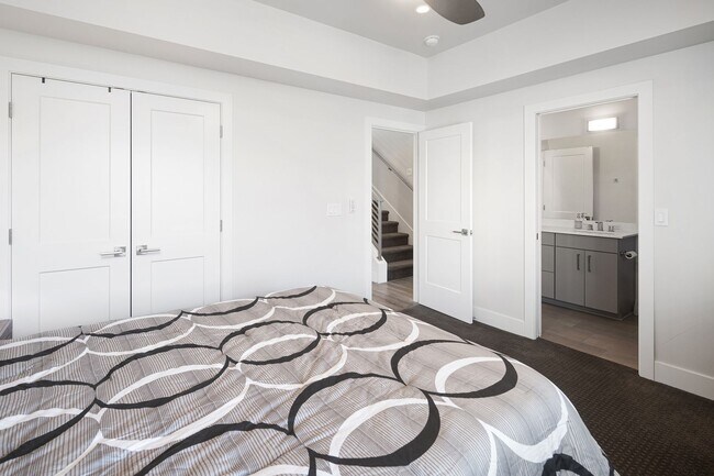 Building Photo - Downtown Executive Furnished Townhouse