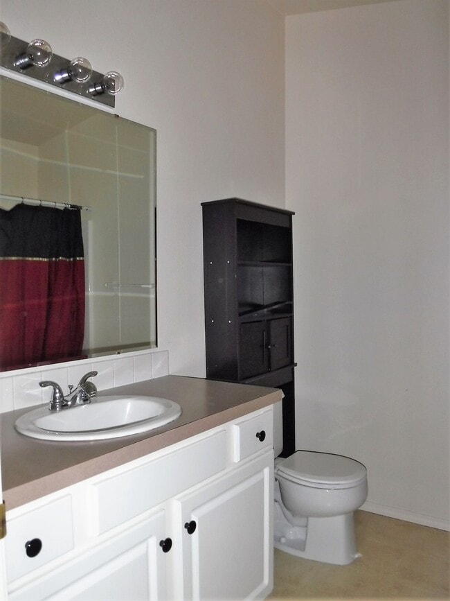 Building Photo - Adorable 2 bed 2 bath Town Home in a quiet...