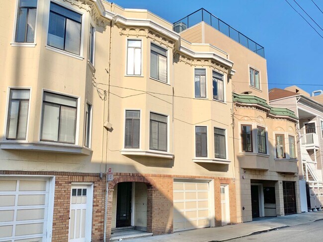 Building Photo - Top Floor 2BR/1BA + Newly Renovated Unit! Parking! In-Unit Laundry! PROGRESSIVE