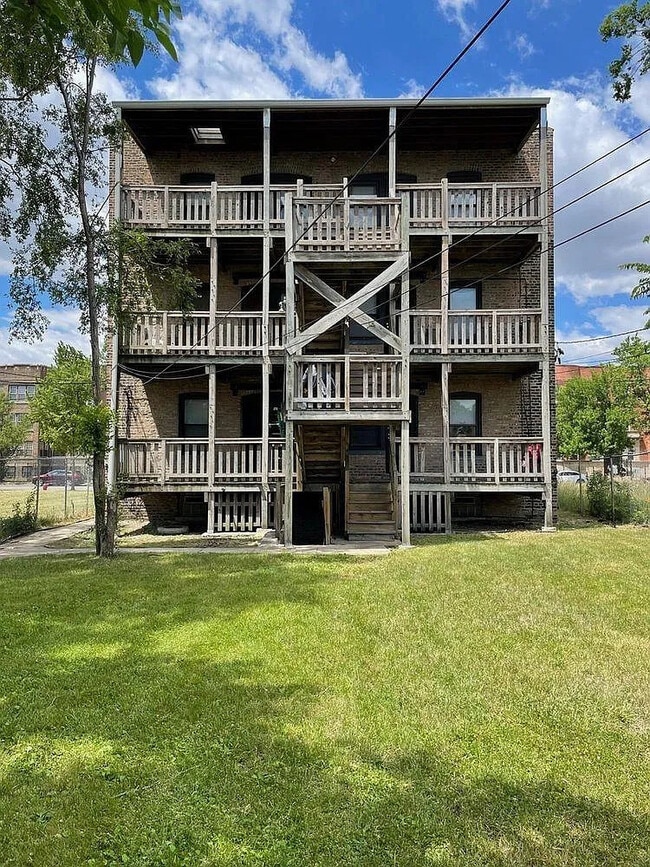 Building Photo - 5623 S Prairie Ave