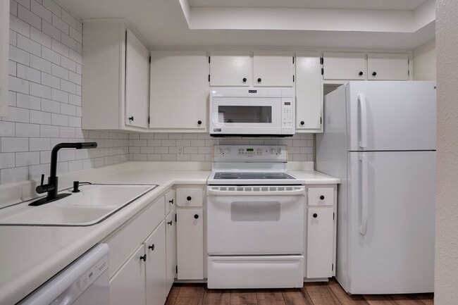 Building Photo - 2103 Pompton Dr