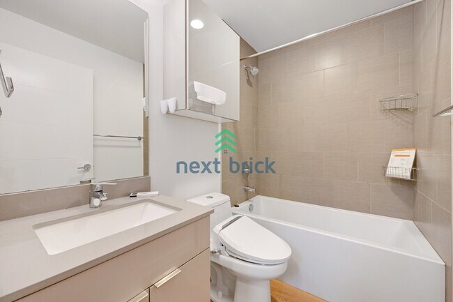 Building Photo - A beautiful 3 bed and 2 bathroom townhouse for rent