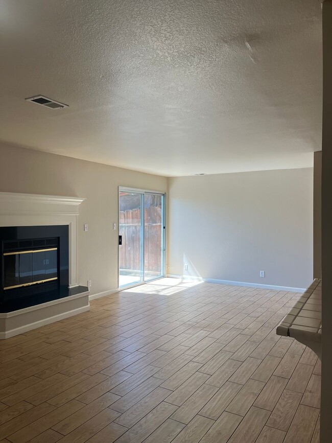 Building Photo - Available Now! Move-In Ready