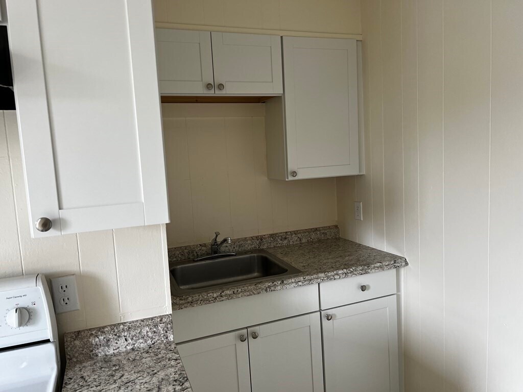 Building Photo - 452 Main St