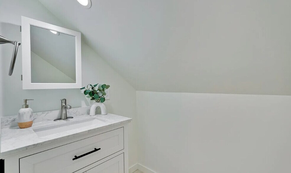 Building Photo - 331 San Antonio Ave