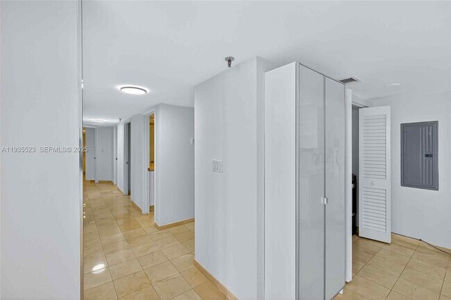 Building Photo - 520 Brickell Key Dr