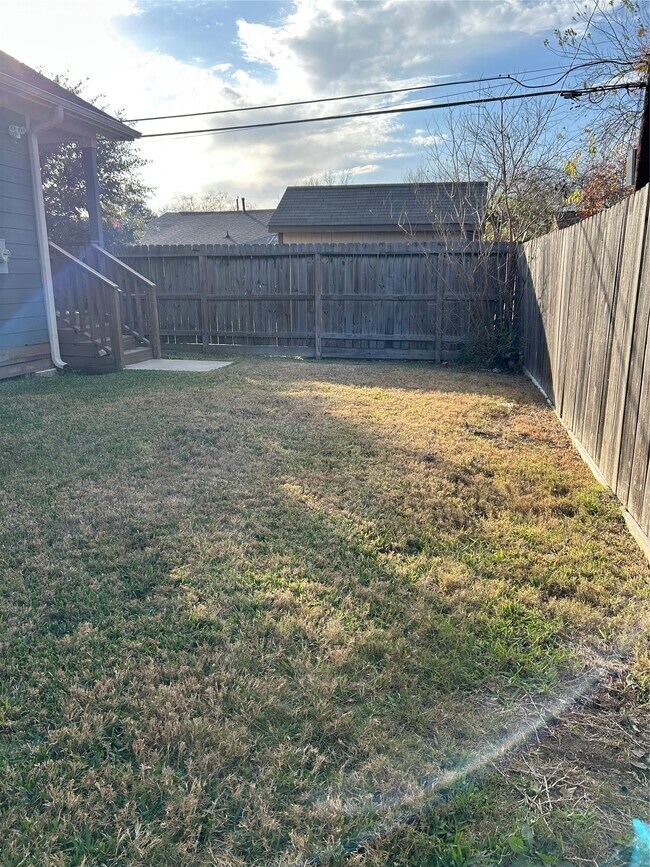 Building Photo - 10906 Southview St