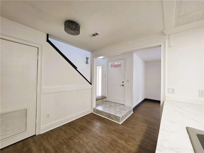 Building Photo - 26 Annette Ln