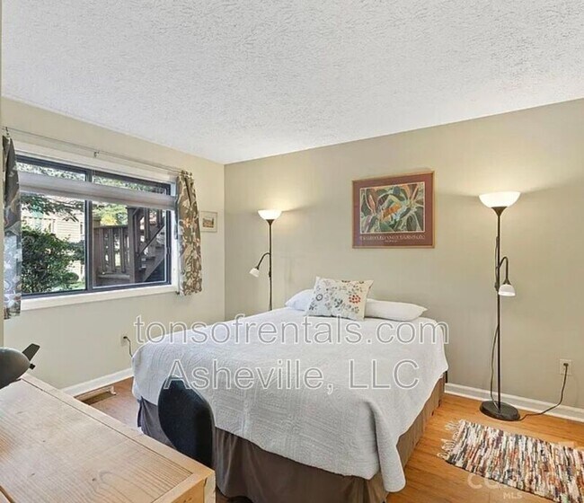 Building Photo - 581 Courtwood Ln