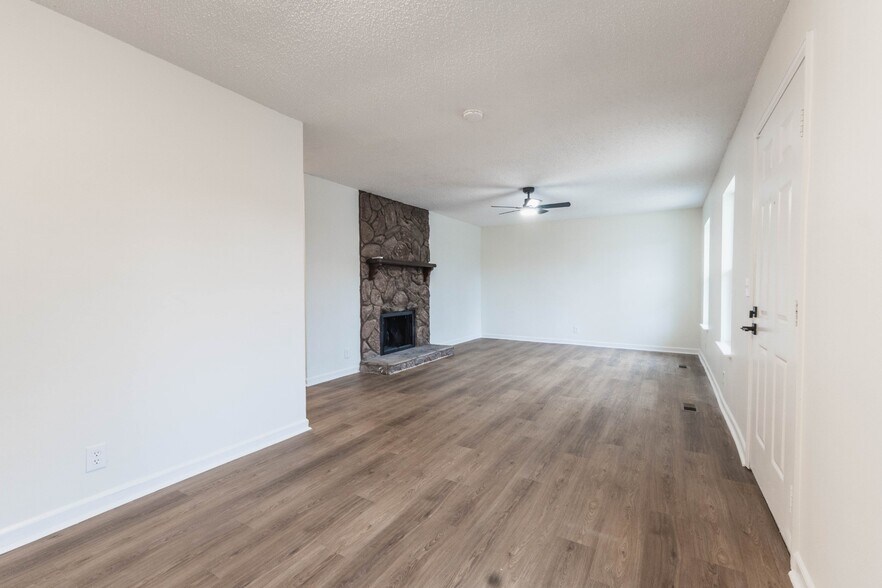 Building Photo - 1805 Meadow Cliff Dr